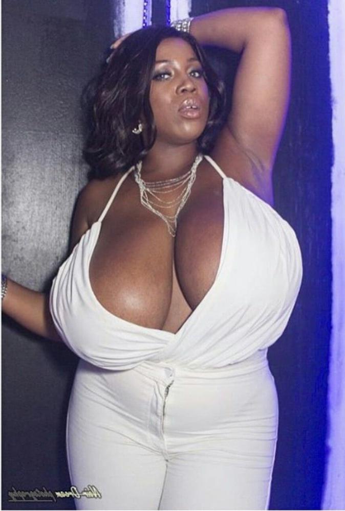 21P Ebony Cleavage