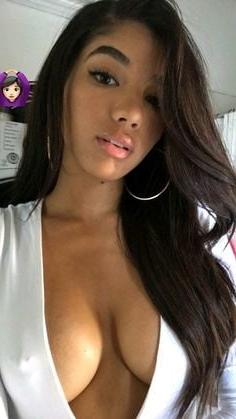 21P Ebony Cleavage
