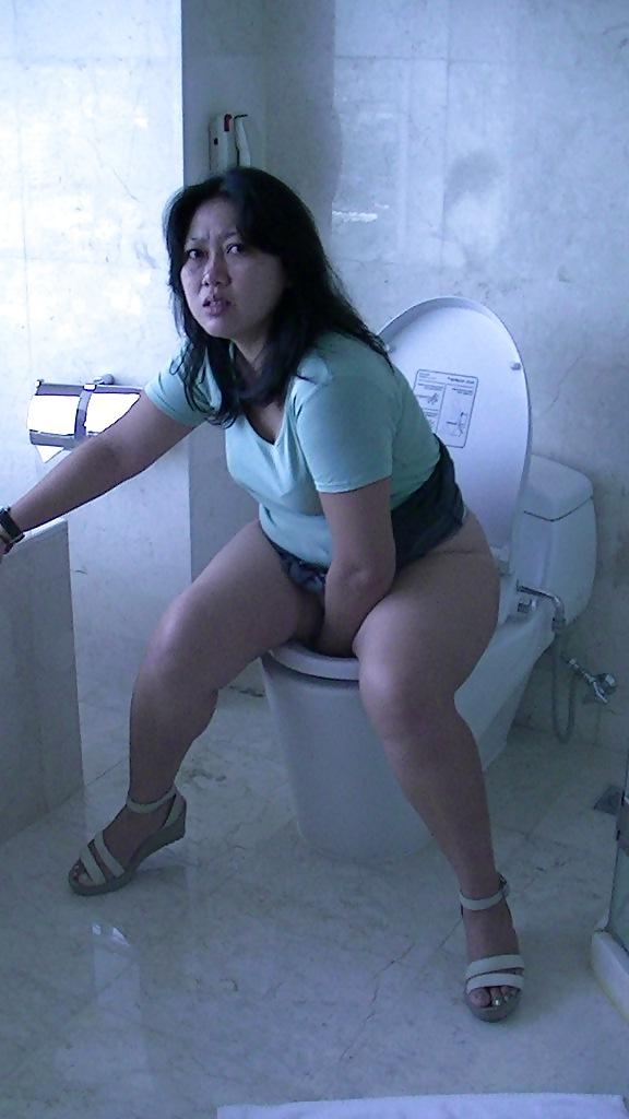 25P Asian GFE Waking Up Nude & Facial
