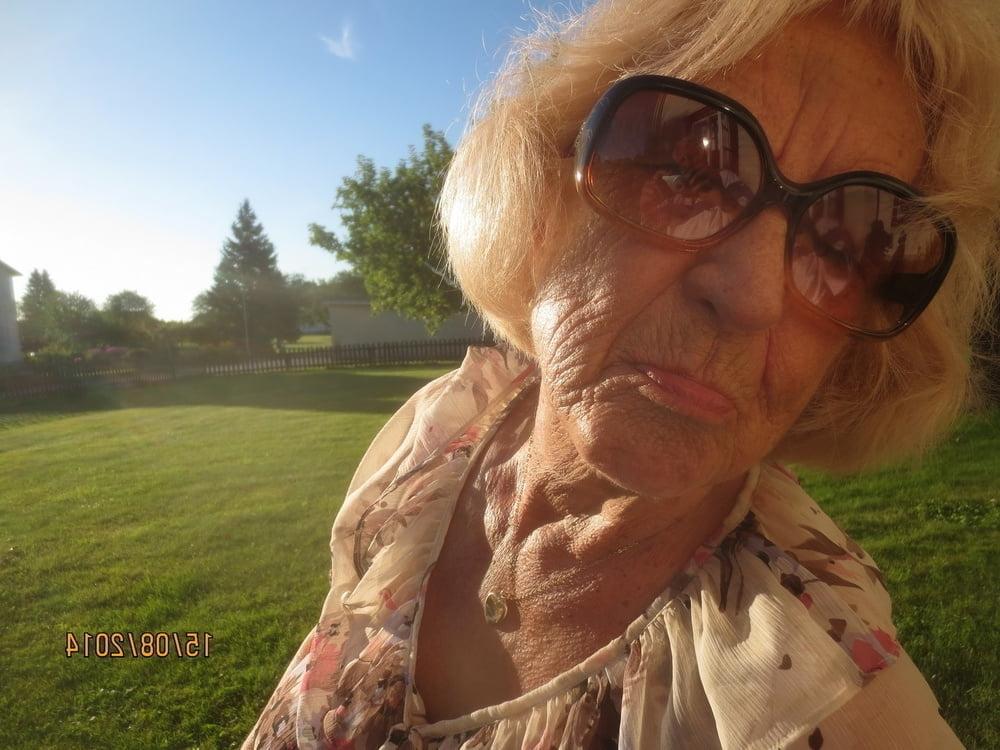 25P Sexy Grandma