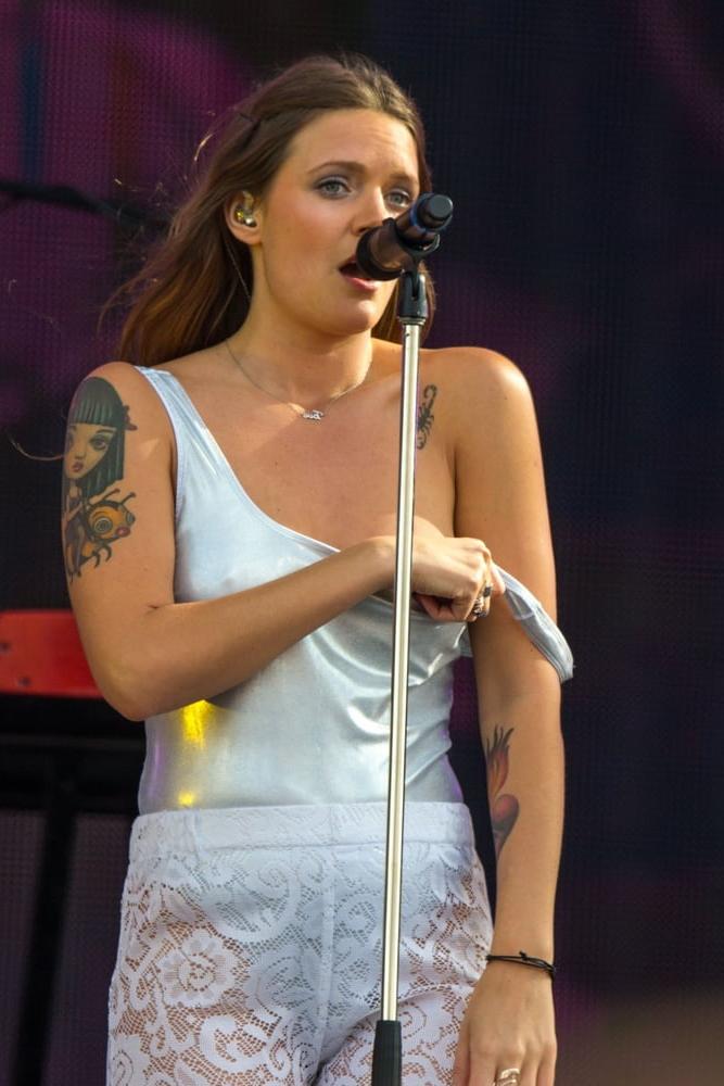 25P Hollywood Actresses Nip Slip