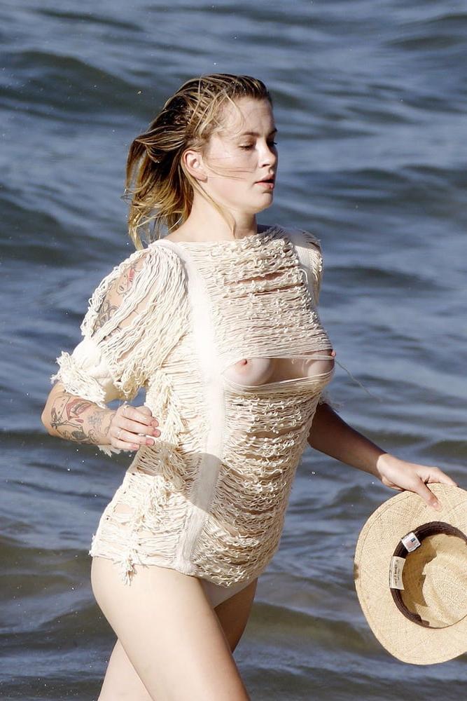 25P Hollywood Actresses Nip Slip