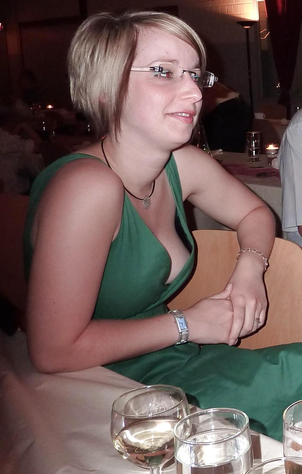 25P Downblouse-Cleavage 2