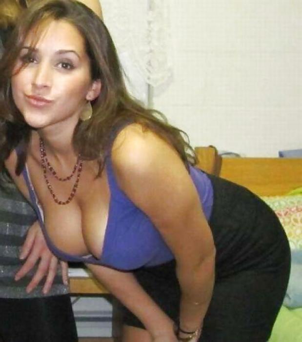 25P Downblouse-Cleavage 2