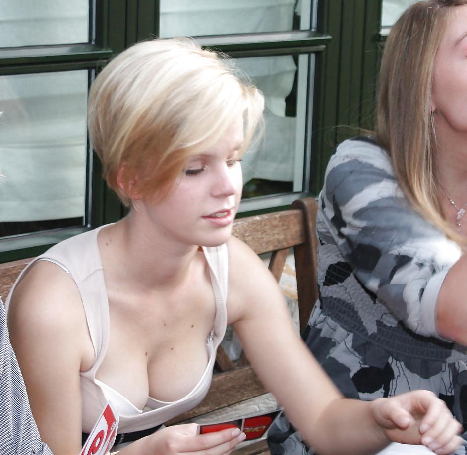 25P Downblouse-Cleavage 2