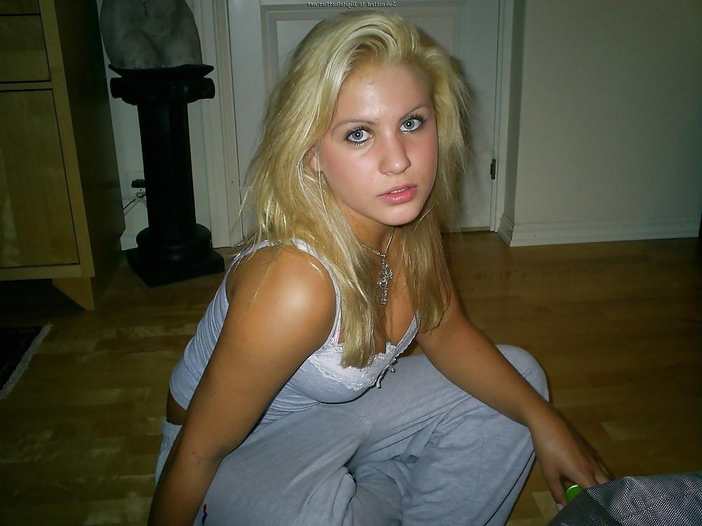 25P Downblouse-Cleavage 2