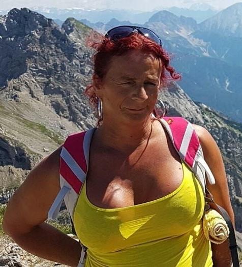20P Mature ladies braless cleavage pokies 178