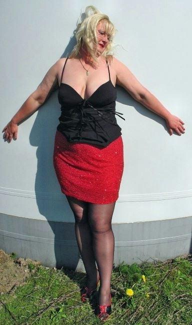 20P Mature ladies braless cleavage pokies 178