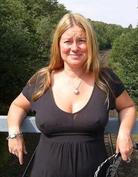 20P Mature ladies braless cleavage pokies 178