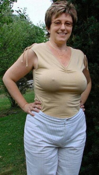 20P Mature ladies braless cleavage pokies 178