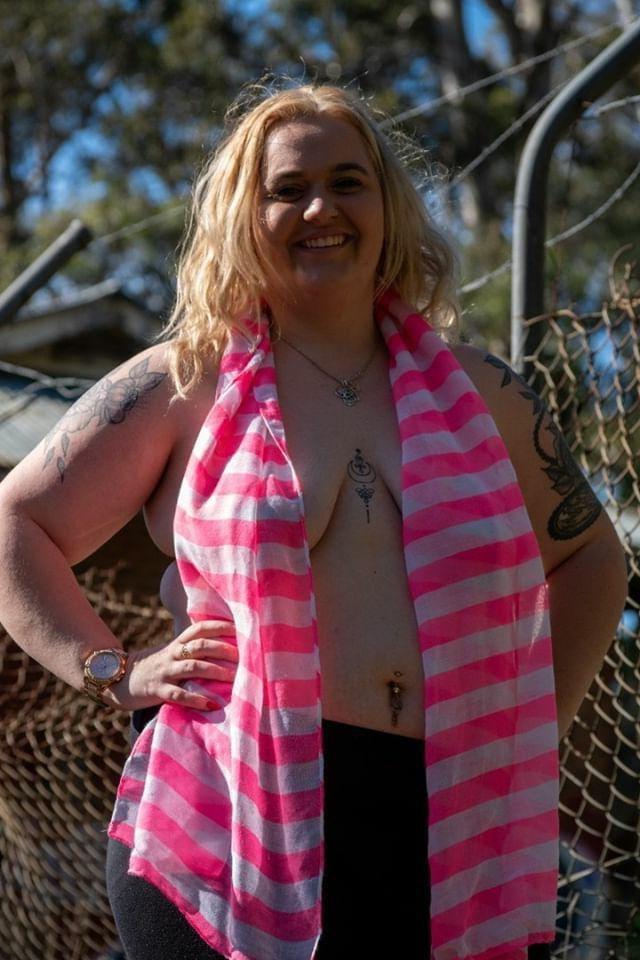 20P Mature ladies braless cleavage pokies 178