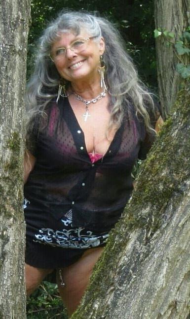 20P Mature ladies braless cleavage pokies 178