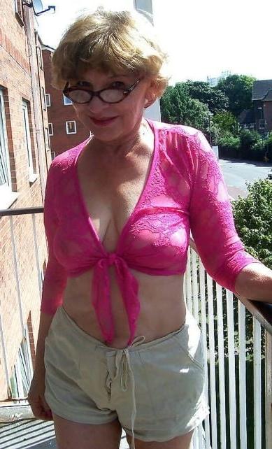 20P Mature ladies braless cleavage pokies 178