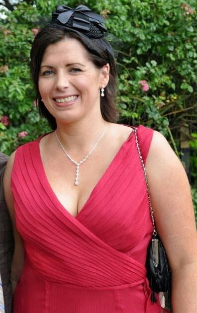 20P Mature ladies braless cleavage pokies 178