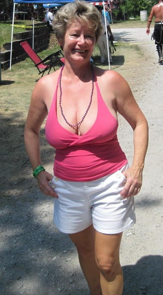 20P Mature ladies braless cleavage pokies 178