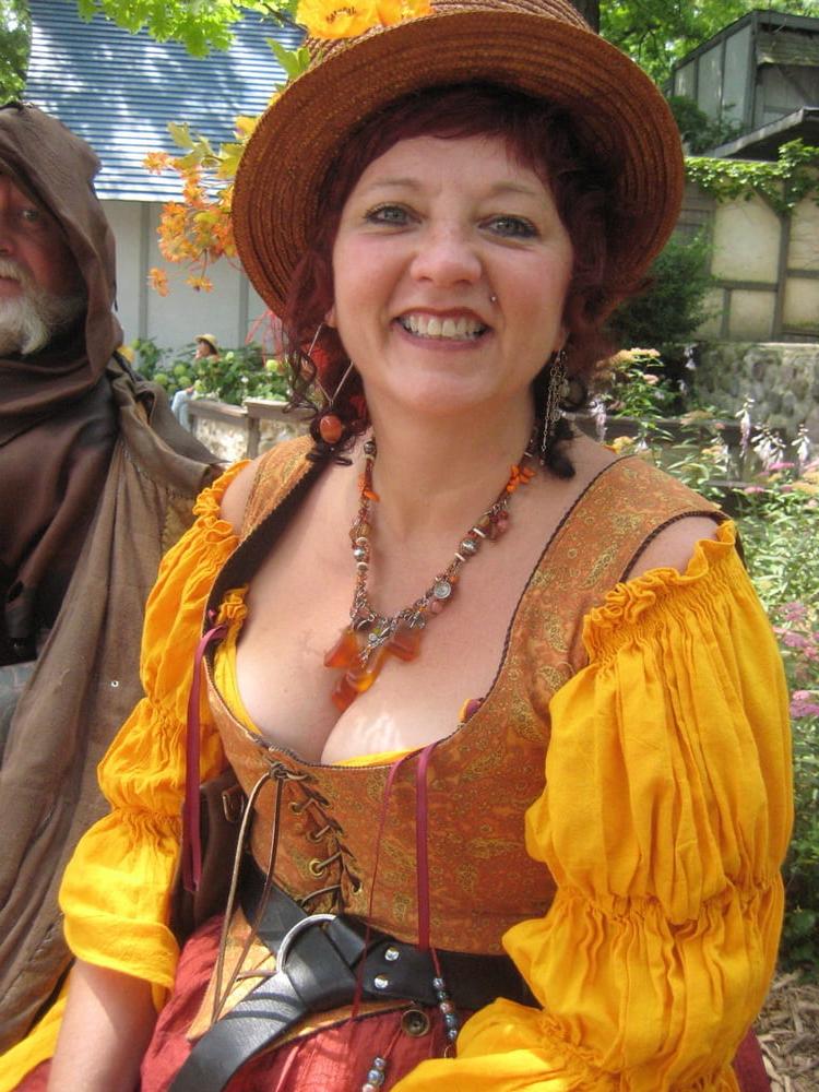 20P Mature ladies braless cleavage pokies 178