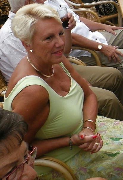 20P Mature ladies braless cleavage pokies 180