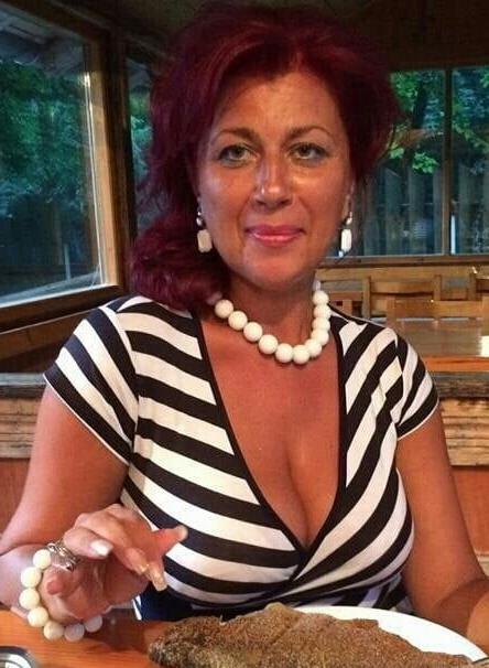 20P Mature ladies braless cleavage pokies 180