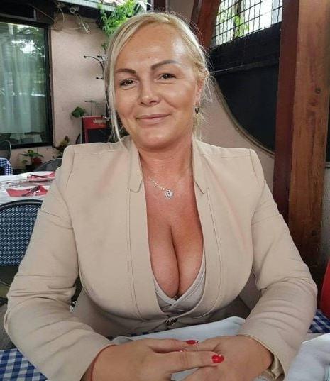 20P Mature ladies braless cleavage pokies 180