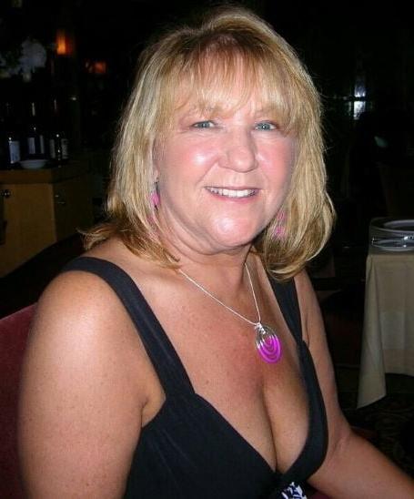20P Mature ladies braless cleavage pokies 180