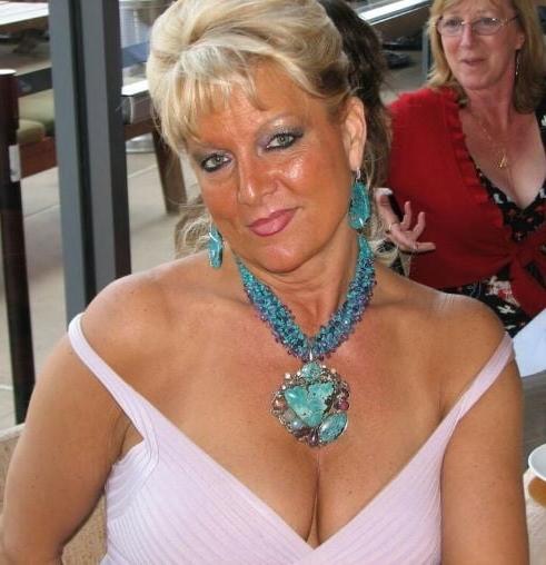 20P Mature ladies braless cleavage pokies 180