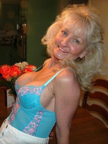 20P Mature ladies braless cleavage pokies 180