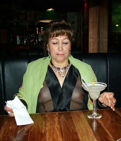 20P Mature ladies braless cleavage pokies 180