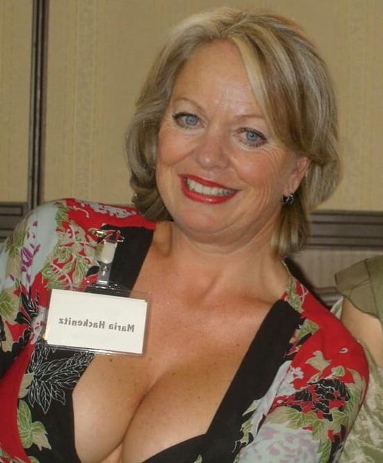 20P Mature ladies braless cleavage pokies 180