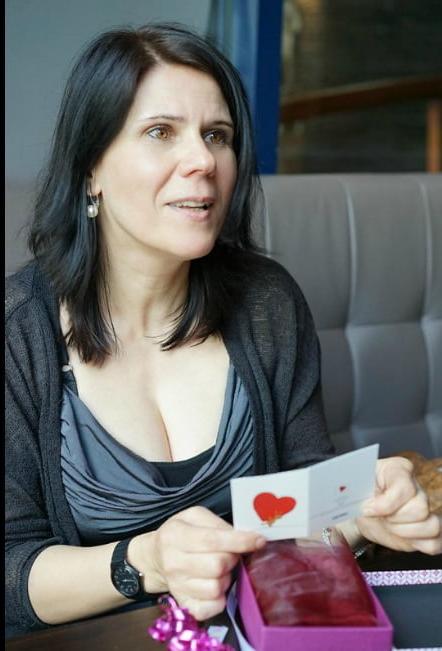 20P Mature ladies braless cleavage pokies 180