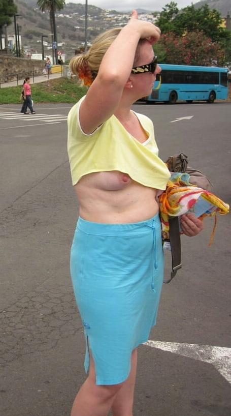 19P Mature ladies braless cleavage pokies 179
