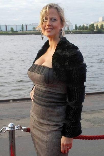 19P Mature ladies braless cleavage pokies 179