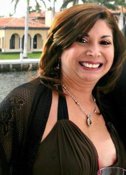 19P Mature ladies braless cleavage pokies 179