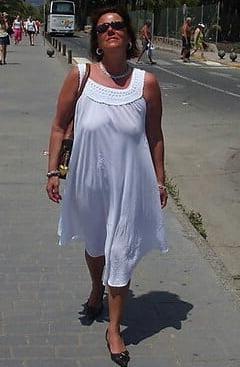 19P Mature ladies braless cleavage pokies 179