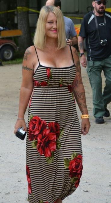 19P Mature ladies braless cleavage pokies 179