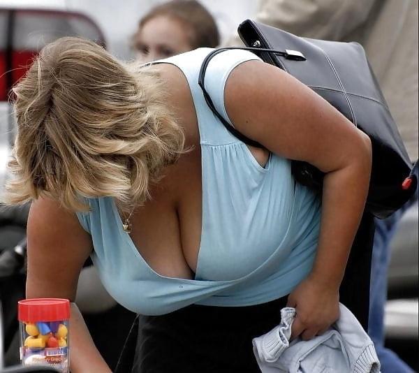19P Mature ladies braless cleavage pokies 179