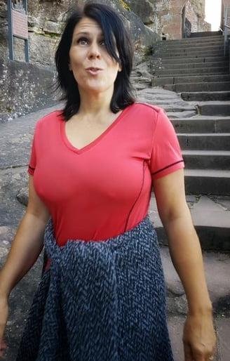 19P Mature ladies braless cleavage pokies 179