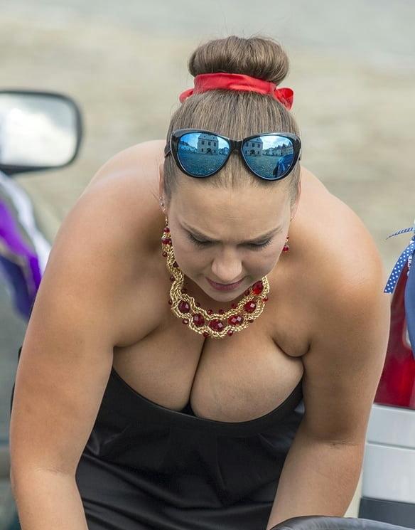 19P Mature ladies braless cleavage pokies 179