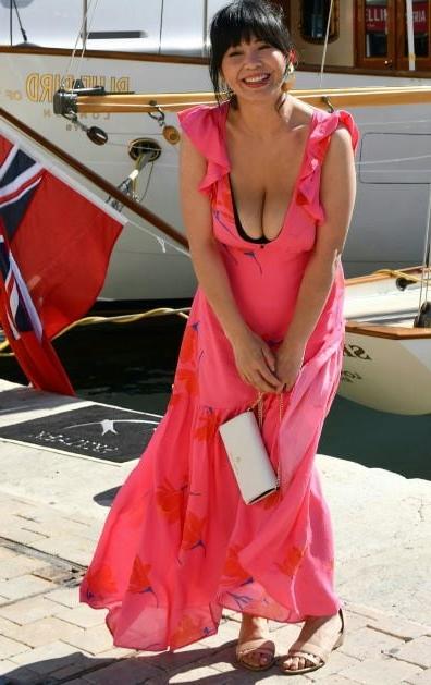 19P Mature ladies braless cleavage pokies 179