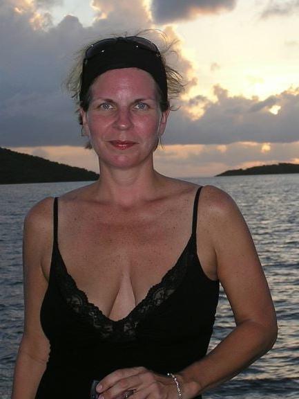 19P Mature ladies braless cleavage pokies 179