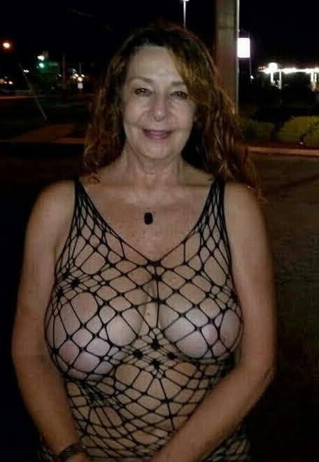 19P Mature ladies braless cleavage pokies 179