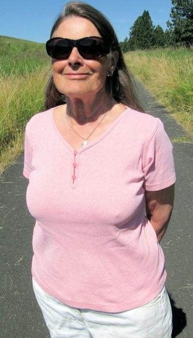 20P Mature ladies braless cleavage pokies 175
