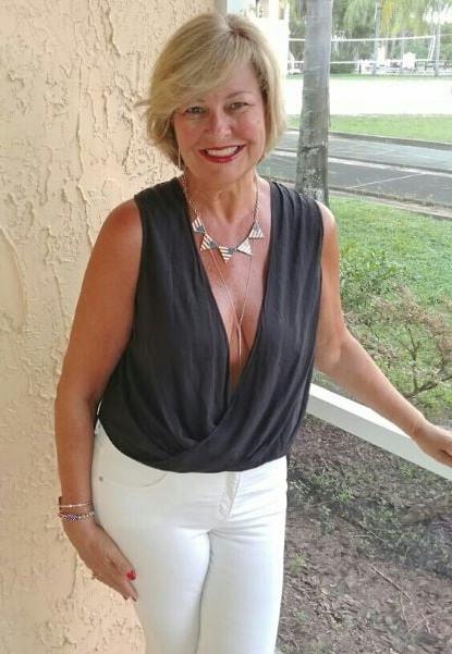 20P Mature ladies braless cleavage pokies 175