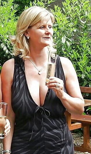20P Mature ladies braless cleavage pokies 175