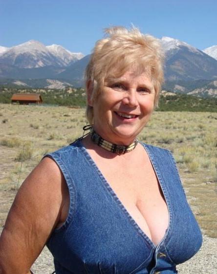 20P Mature ladies braless cleavage pokies 175