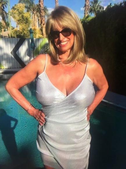 20P Mature ladies braless cleavage pokies 175