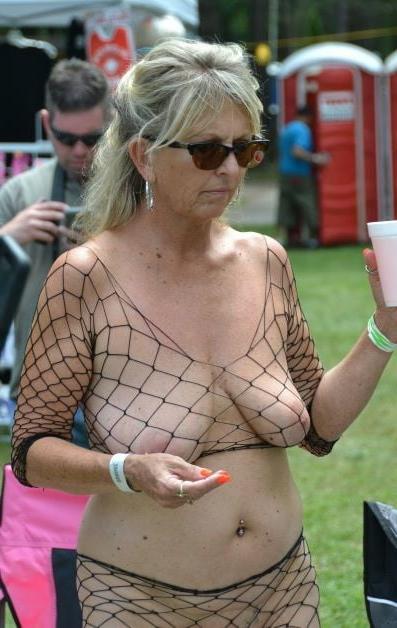 20P Mature ladies braless cleavage pokies 175