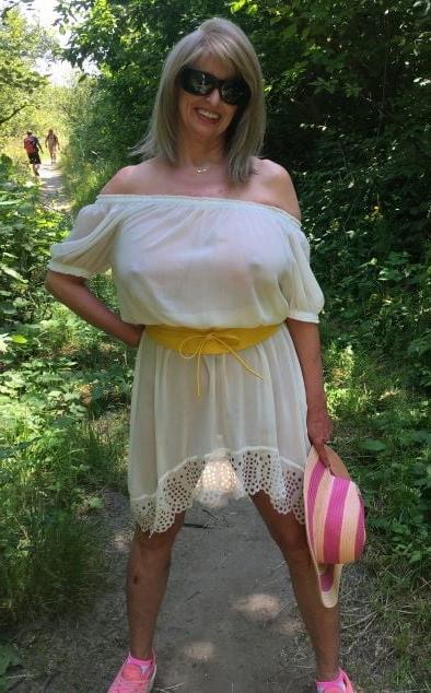 20P Mature ladies braless cleavage pokies 175