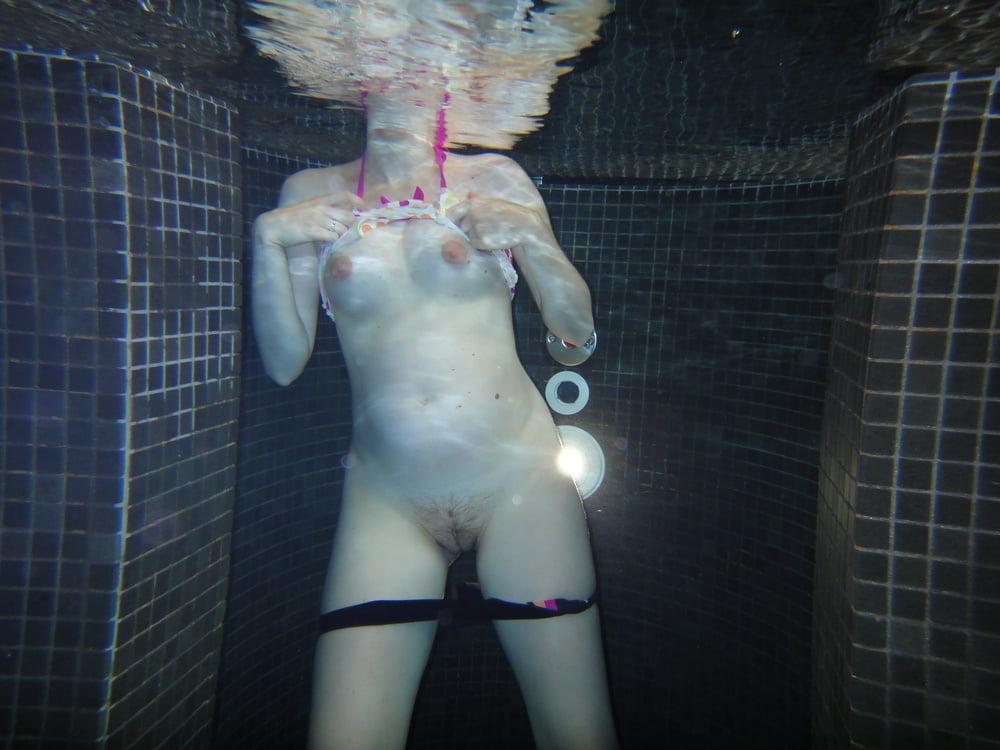 16P Amanda exposed in public pool