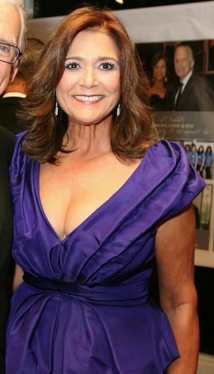 20P Mature ladies braless cleavage pokies 177