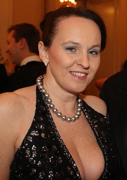 20P Mature ladies braless cleavage pokies 177
